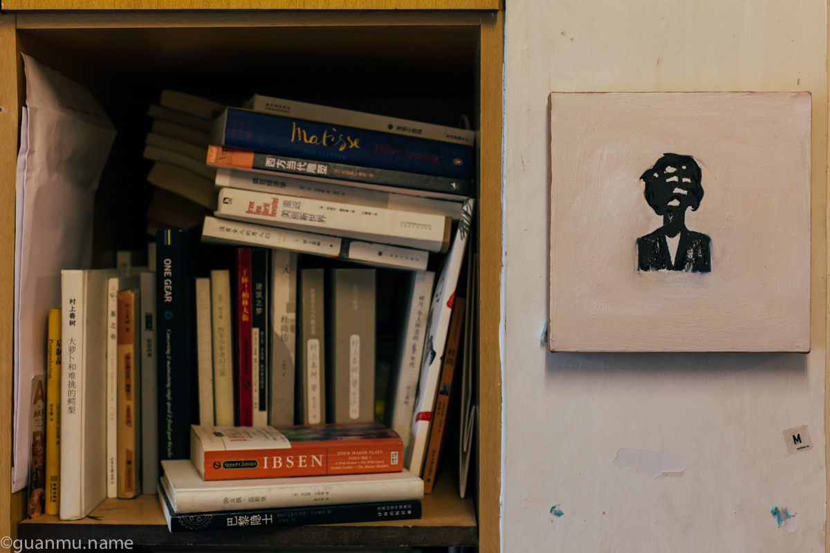 书架边墙上挂的小画是奶粉的朋友，时装设计师张达画的。